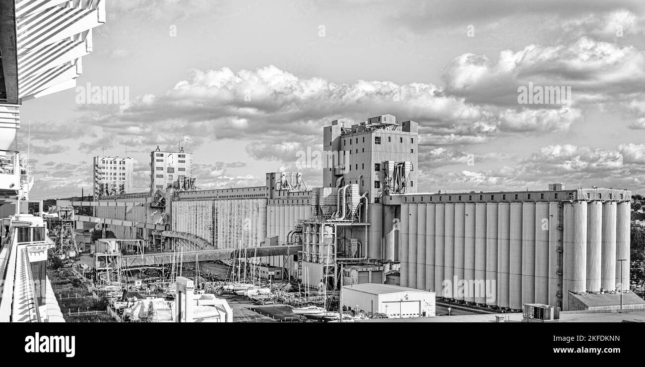 The grain elevator along the Louise Bassin, adjacent to Pier 30, in the