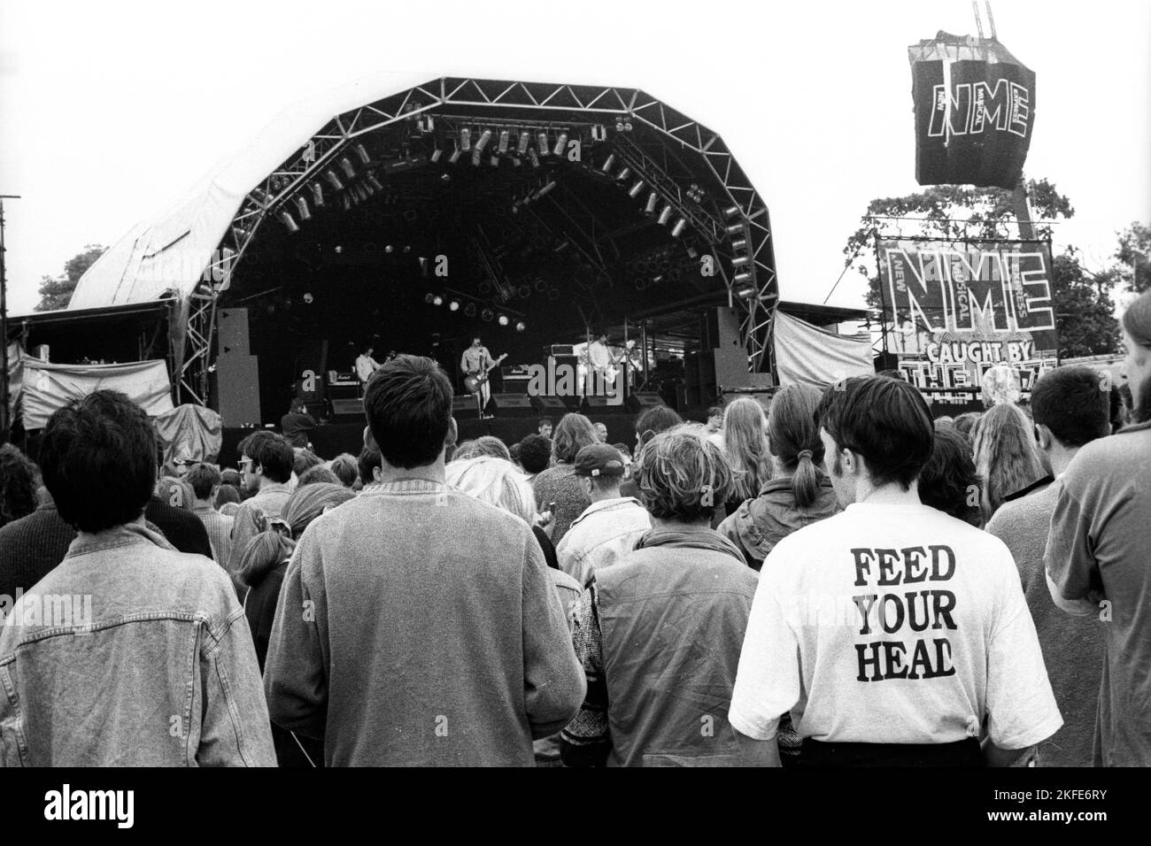The second NME Stage field and crowd at the Glastonbury Festival, Pilton Farm, Somerset, England, June 1995. In 1995 the festival celebrated its 25th anniversary. Photo: ROB WATKINS Stock Photo