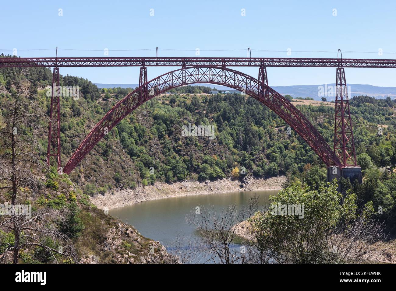 Railway arch bridge spanning the river truyere hi-res stock photography ...