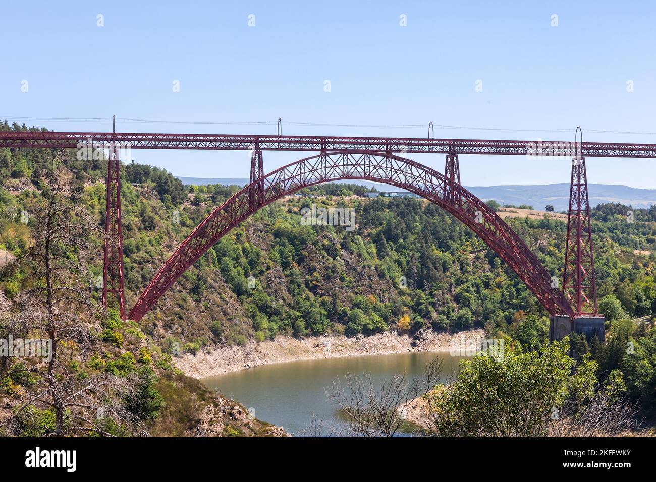 Railway arch bridge spanning the river truyere hi-res stock photography ...