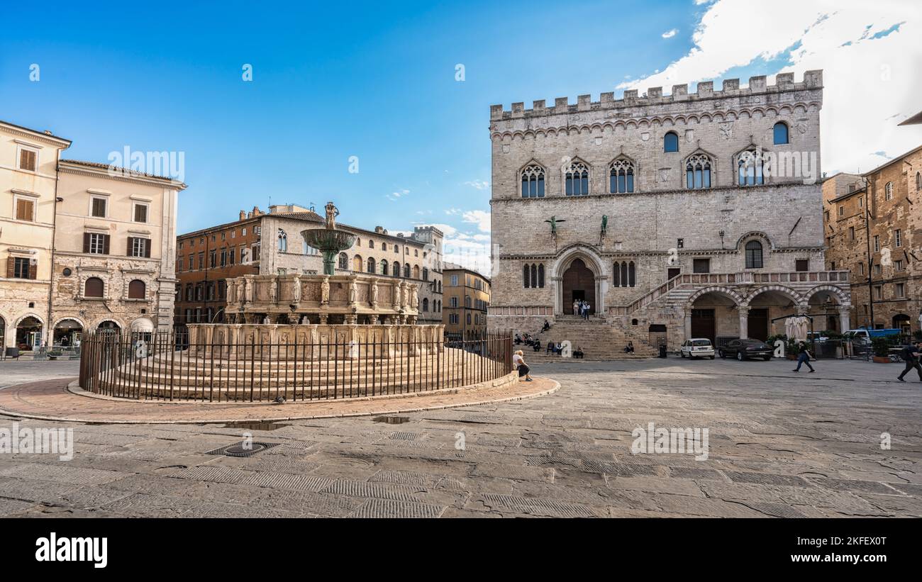 View of the spectacular Piazza IV Novembre, the main square of Perugia, with the Palazzo dei Priori and the Fontana Maggiore. Perugia, Umbria, Italy Stock Photo
