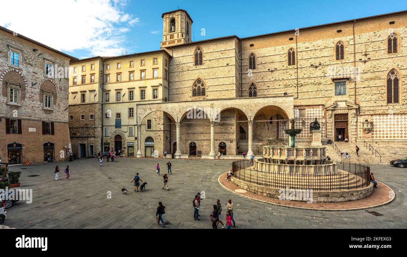 The Fontana Maggiore and the Cathedral of San Lorenzo in PIazza IV Novembre in Perugia. Perugia, Umbria, Italy, Europe Stock Photo