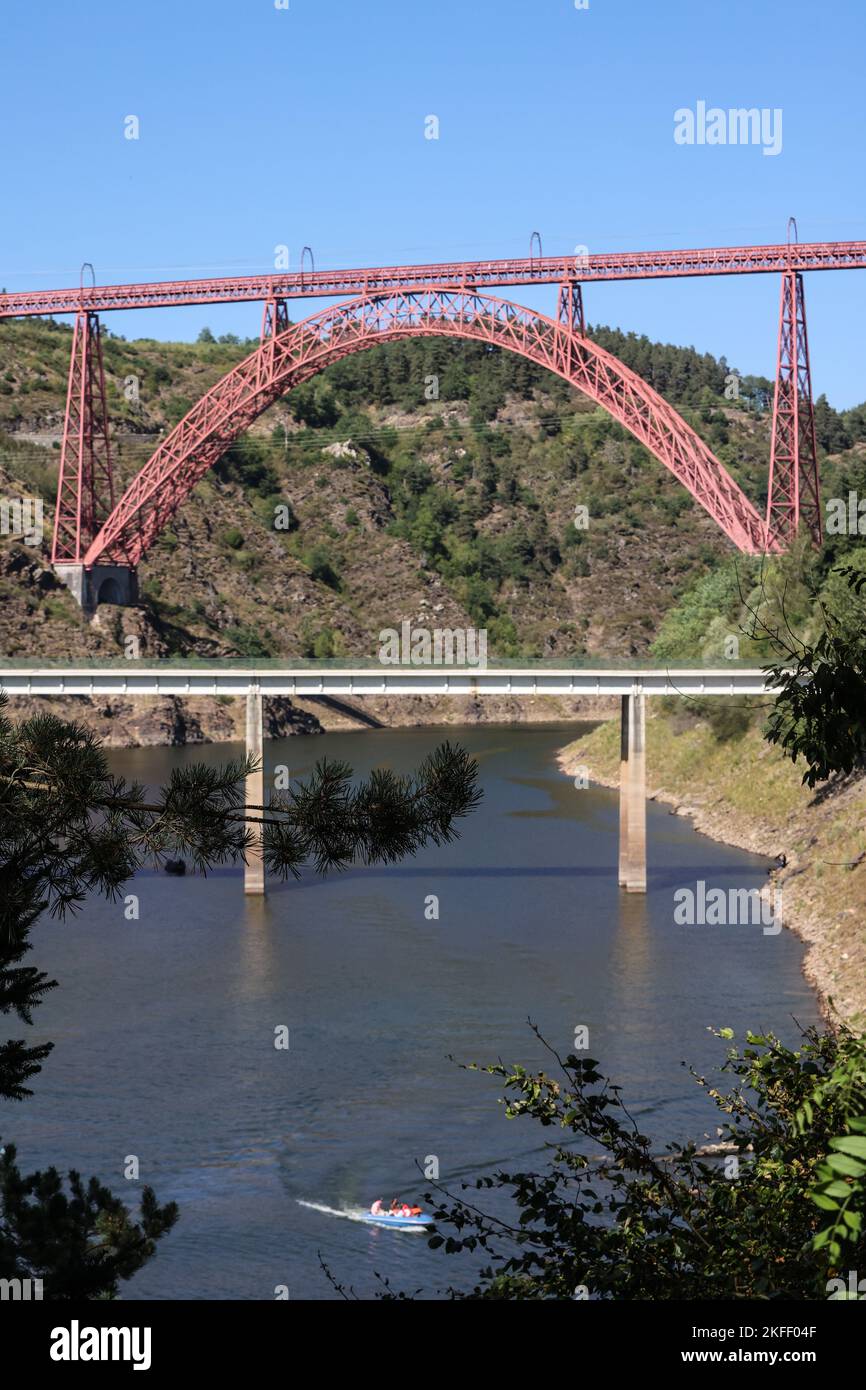 Railway arch bridge spanning the river truyere hi-res stock photography ...