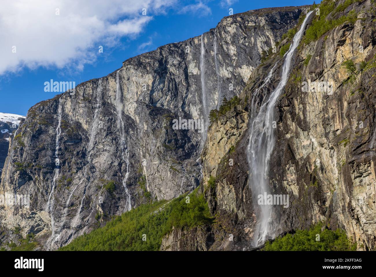 Wasserfälle an Steilwand im Gudbrandsdalen, Norwegen Stock Photo