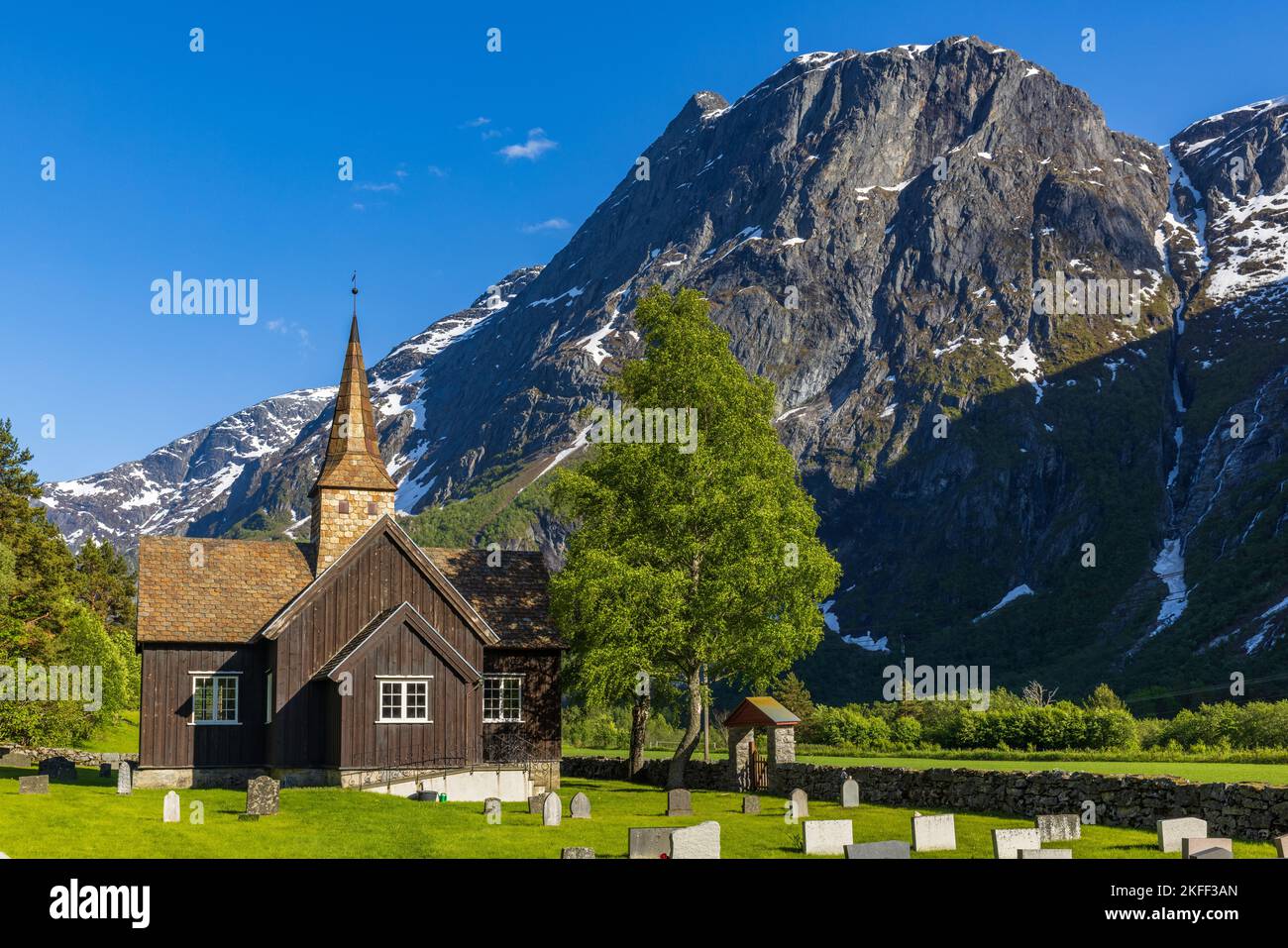 Kirche vor Bergpanorama im Gudbrandsdalen, Norwegen Stock Photo