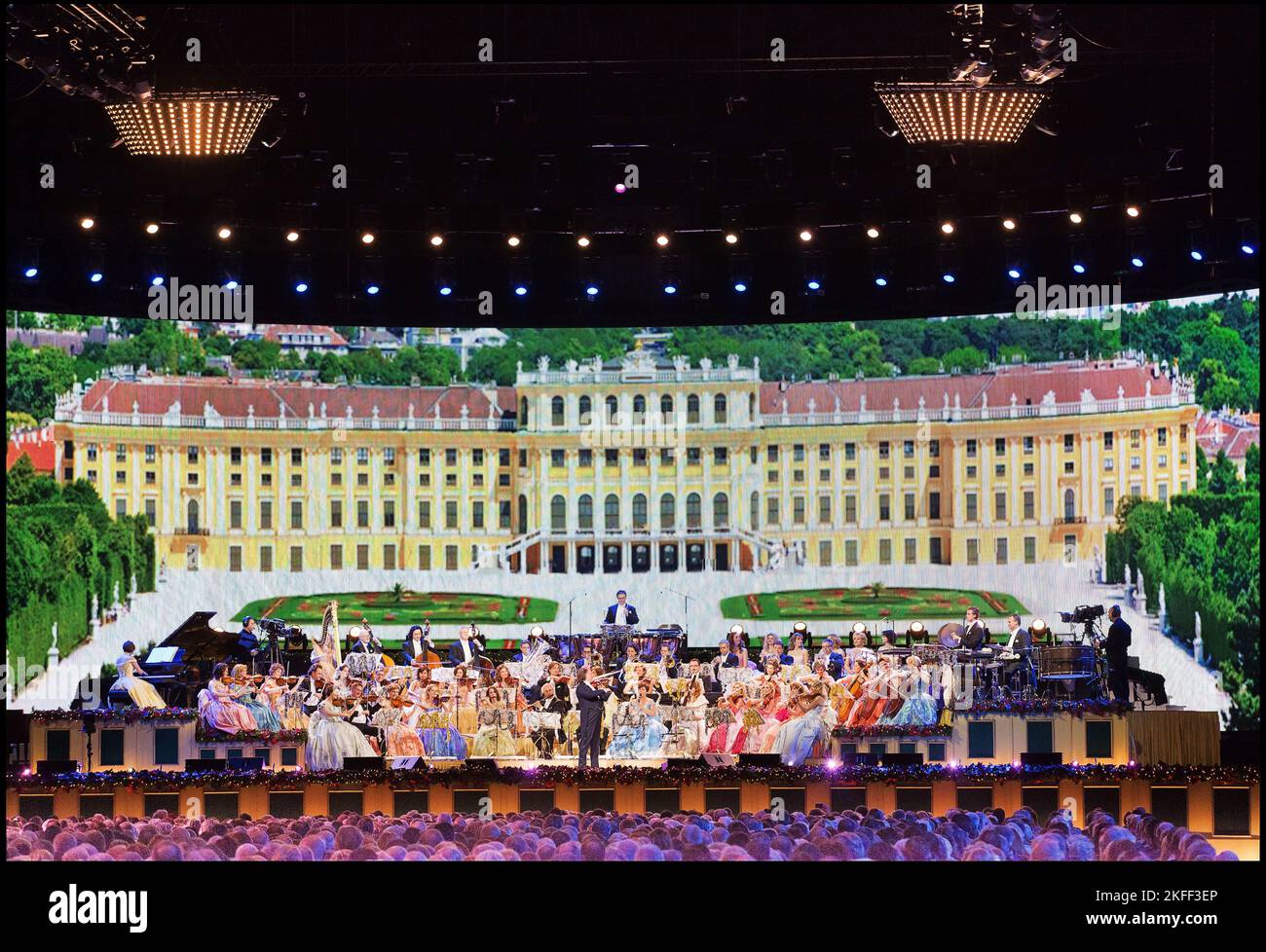 Andre Rieu in concert in Het Gelredome with the Johann Strauss ...
