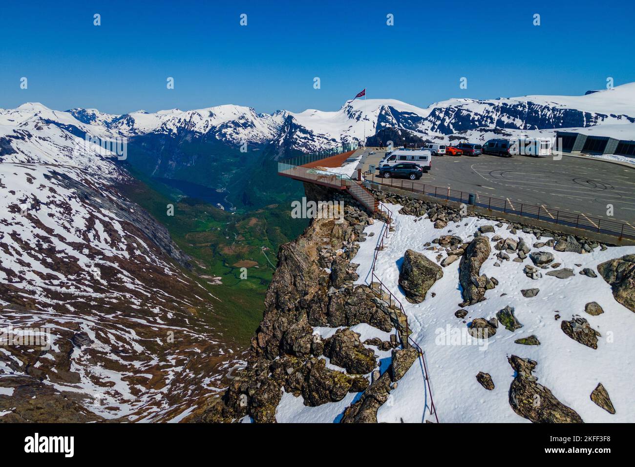 Drohnensicht mit Parkplatz am  Aussichtspunkt Dalsniba über Geiranger, Norwegen Stock Photo