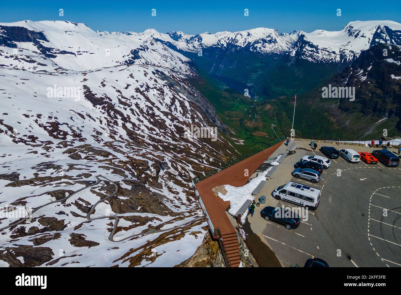 Drohnensicht mit Parkplatz am  Aussichtspunkt Dalsniba über Geiranger, Norwegen Stock Photo
