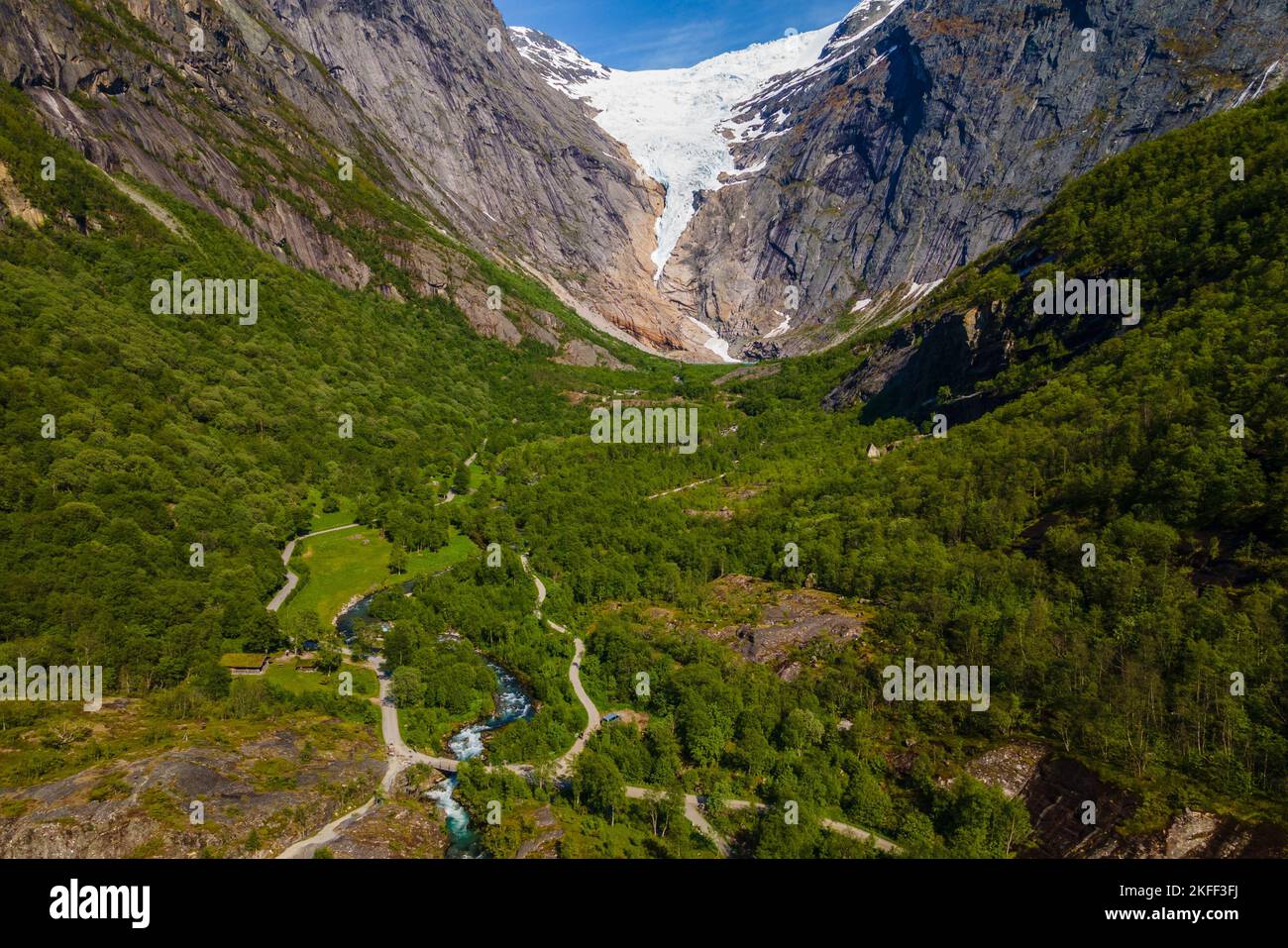 Drohnensicht des Tals und  Gletscher des Briksdalsbreen , Norwegen Stock Photo