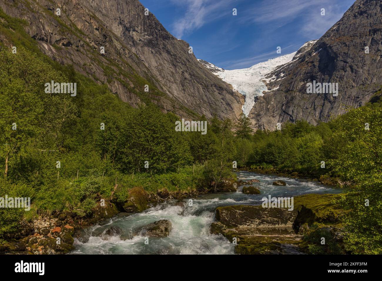 Bach vor dem Gletscher des Briksdalsbreen , Norwegen Stock Photo