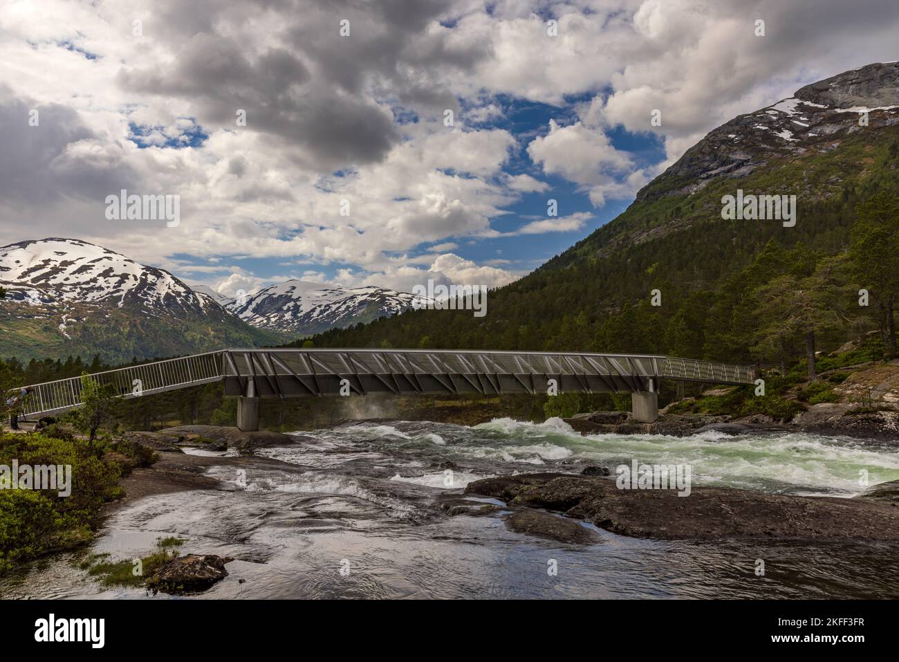 Brücke am Likholefossen auf dem Gaularfjellet, Norwegen Stock Photo