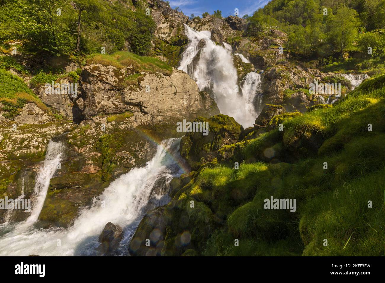 Wasserfall im Tal des  Briksdalsbreen , Norwegen Stock Photo