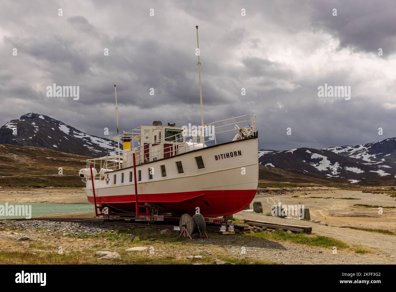 Ausflugsboot an einem Stausee am Valdrez Touristvegen, Norwegen Stock Photo