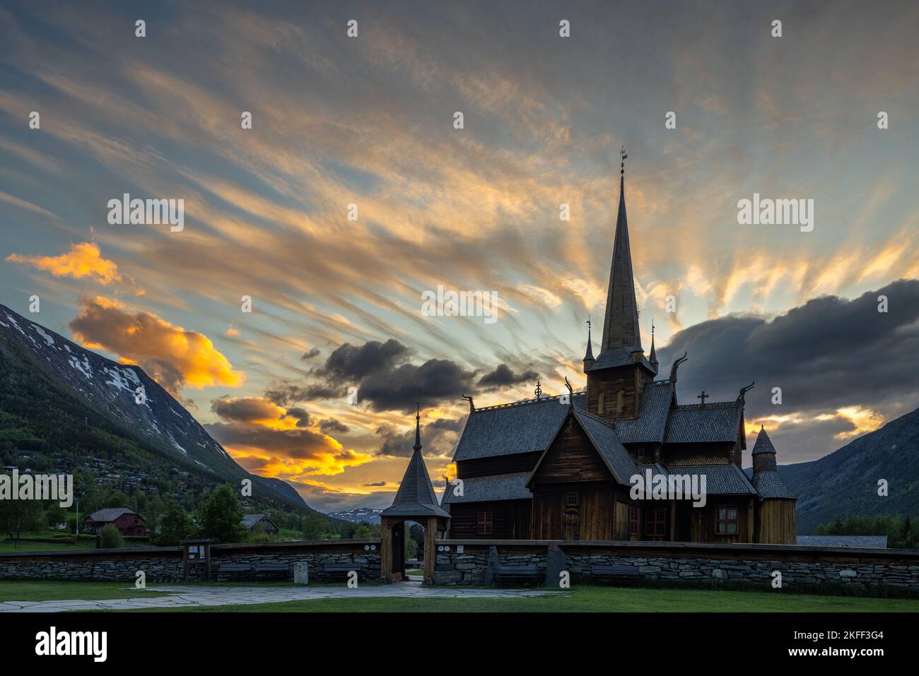 Abendstimmung an der Stabkirche von Lom, Norwegen Stock Photo