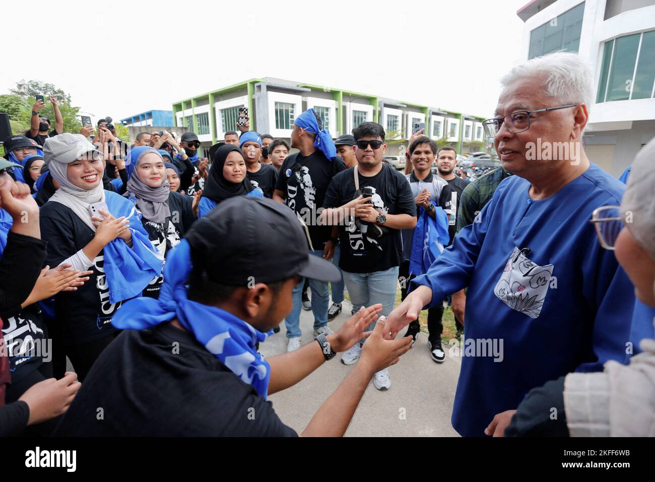 Malaysian Caretaker Prime Minister Ismail Sabri Yaakob shakes hand with University students during his campaign rally, a day before the 15th general election in Bera, Pahang, Malaysia November 18, 2022. REUTERS/Lai Seng Sin Stock Photo