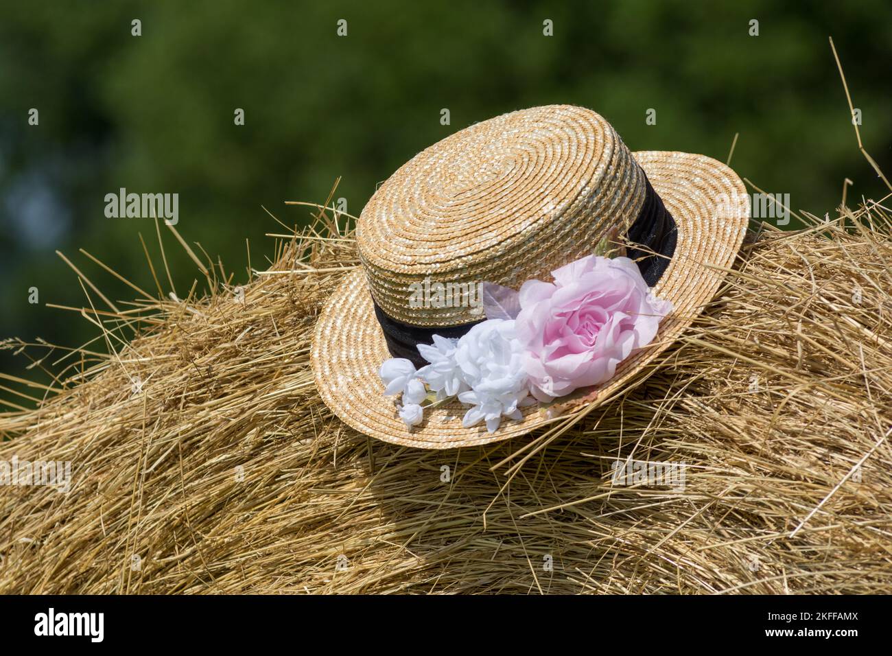 Close up straw hat hi-res stock photography and images - Alamy