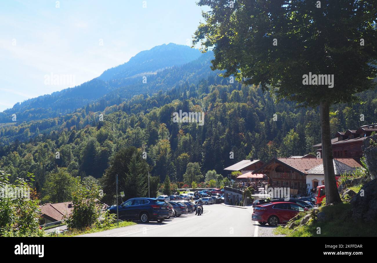 A busy parking lot near a Feuriger Tatzelwurm in the Alps, Bavaria Stock Photo