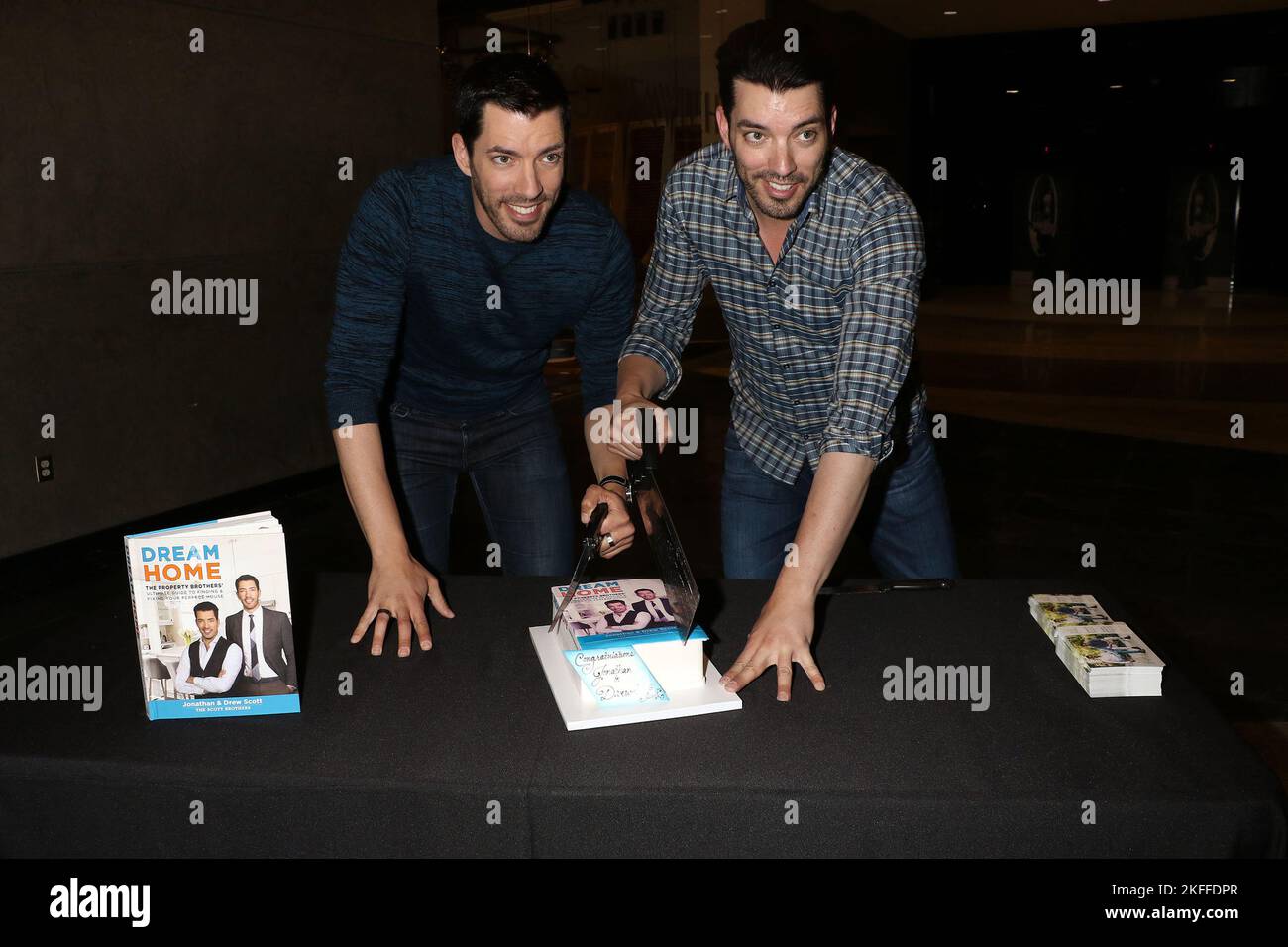 Jonathan and drew scott design hi-res stock photography and images - Alamy