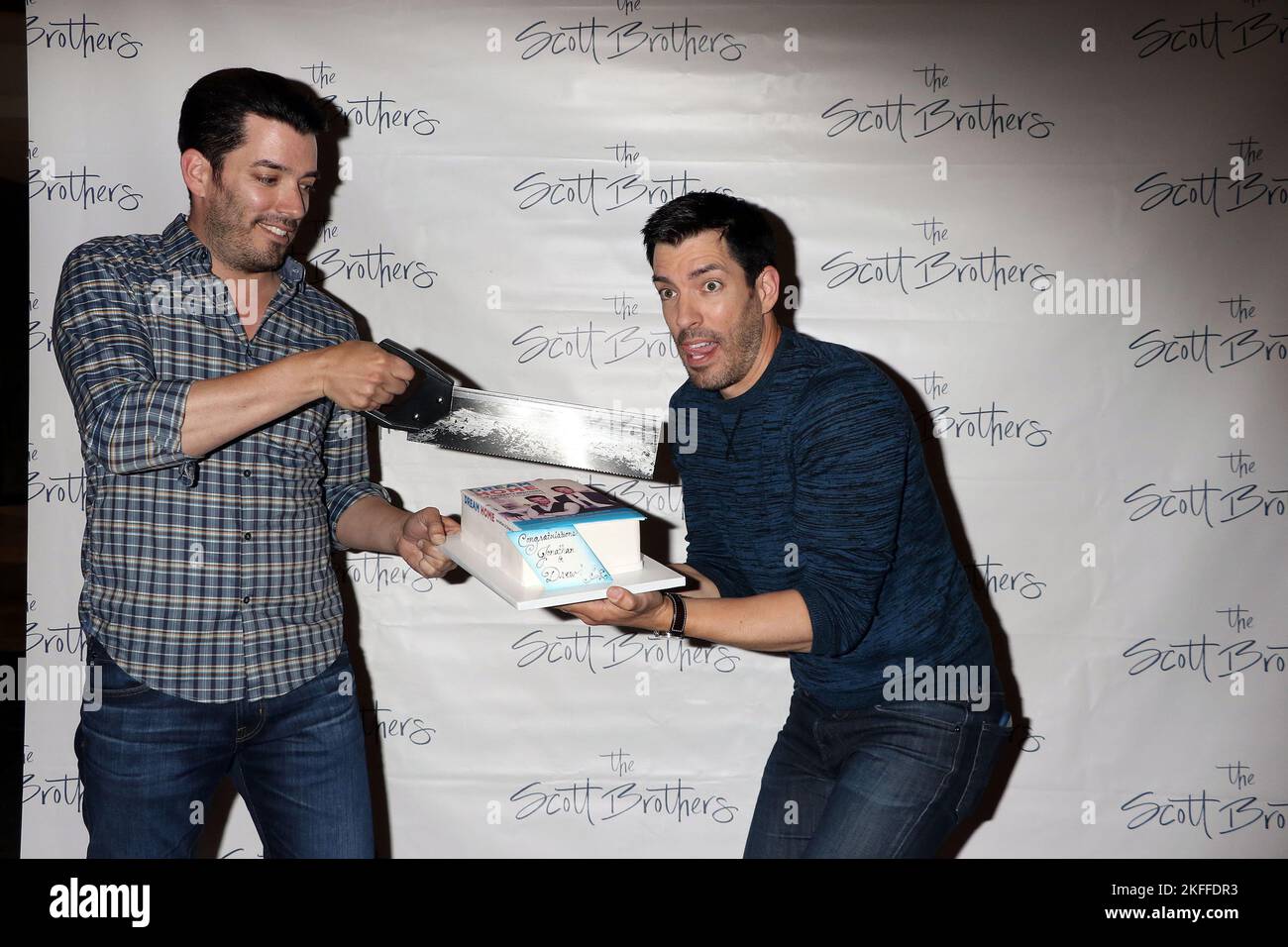 Jonathan and drew scott design hi-res stock photography and images - Alamy