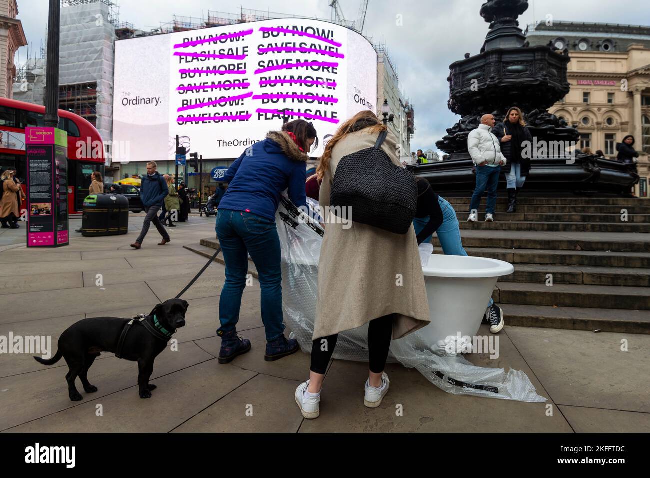 London, UK.  18 November 2022. A bathtub is brought in for Love Island star Faye Winter who is body-painted as an orca in Piccadilly Circus urging British holidaymakers to skip marine parks that hold orcas and other dolphins in tanks that, to them, are the size of a bathtub.  She will also send a letter to Jet2holiday, an official partner of Love Island, calling on the company to “do the right thing” and stop promoting and selling tickets to marine parks.   Credit: Stephen Chung / EMPICS / Alamy Live News Stock Photo