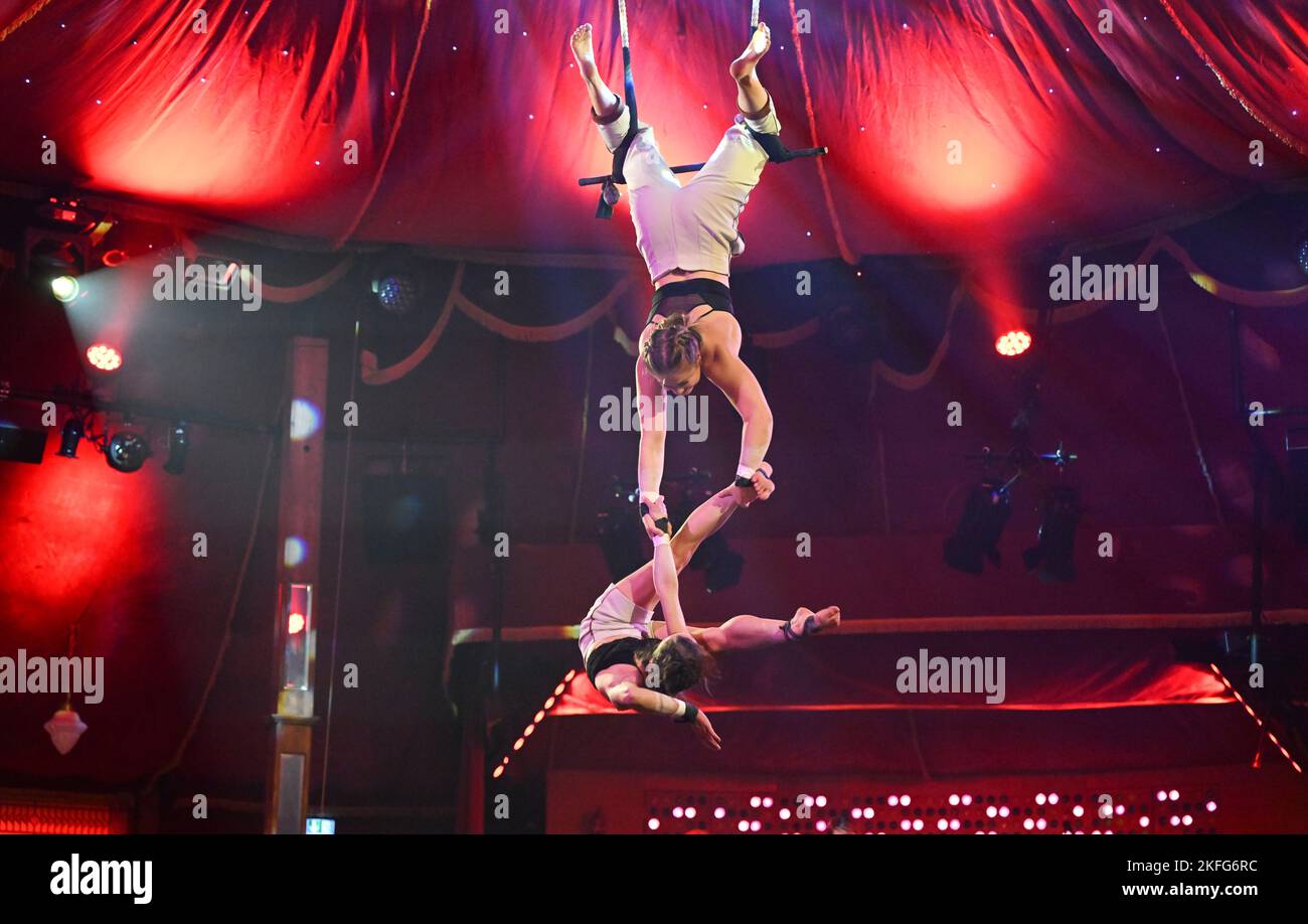 Stuttgart, Germany. 17th Nov, 2022. Trapeze artists Angelique and Katherine, photographed at the premiere of the Palazzo dinner show in Stuttgart. Credit: Bernd Weißbrod/dpa/Alamy Live News Stock Photo