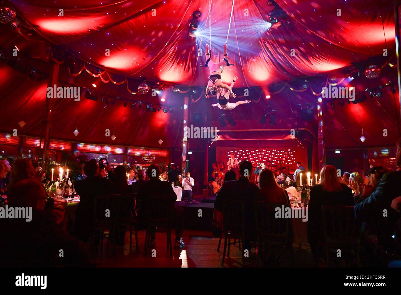 Stuttgart, Germany. 17th Nov, 2022. Trapeze artists Angelique and Katherine, photographed at the premiere of the Palazzo dinner show in Stuttgart. Credit: Bernd Weißbrod/dpa/Alamy Live News Stock Photo