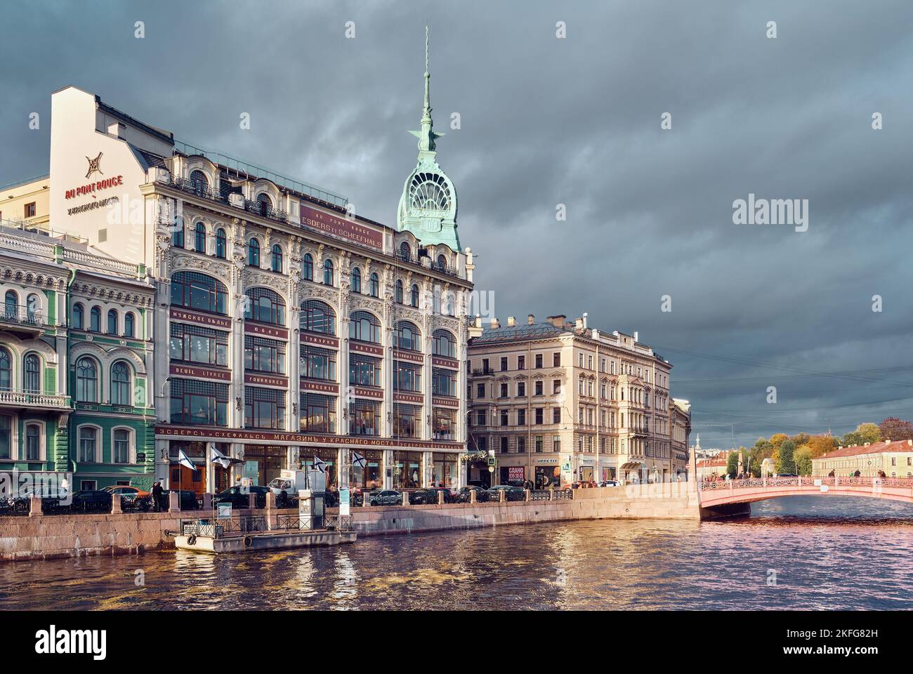 Moika River Embankment, a view of the old building of the Esders et Scheefhals trading house or Au Pont Rouge department store at the Red Bridge, 1906 Stock Photo