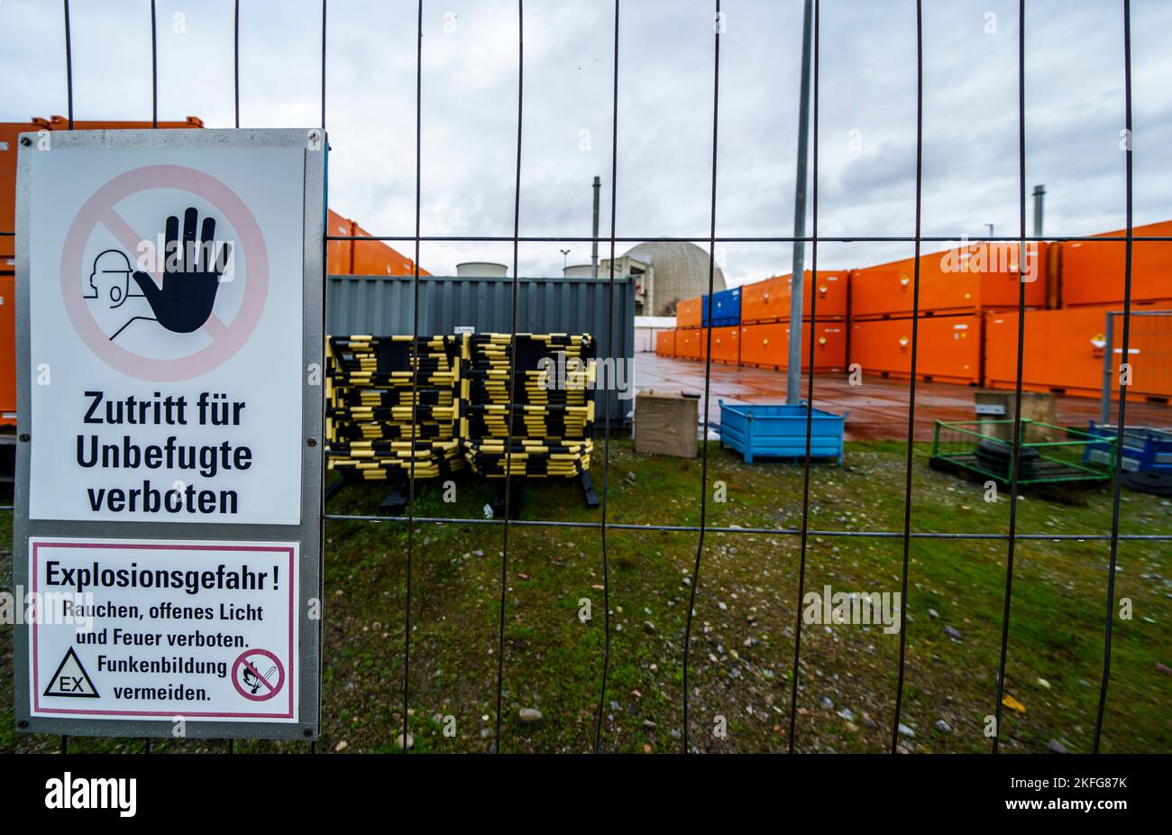 Biblis, Germany. 18th Nov, 2022. Containers with contaminated material stand behind a construction fence in front of a power plant unit at the Biblis site. The Biblis nuclear power plant has been undergoing dismantling since it was shut down. This process is expected to last until beyond 2030. Credit: Andreas Arnold/dpa/Alamy Live News Stock Photo