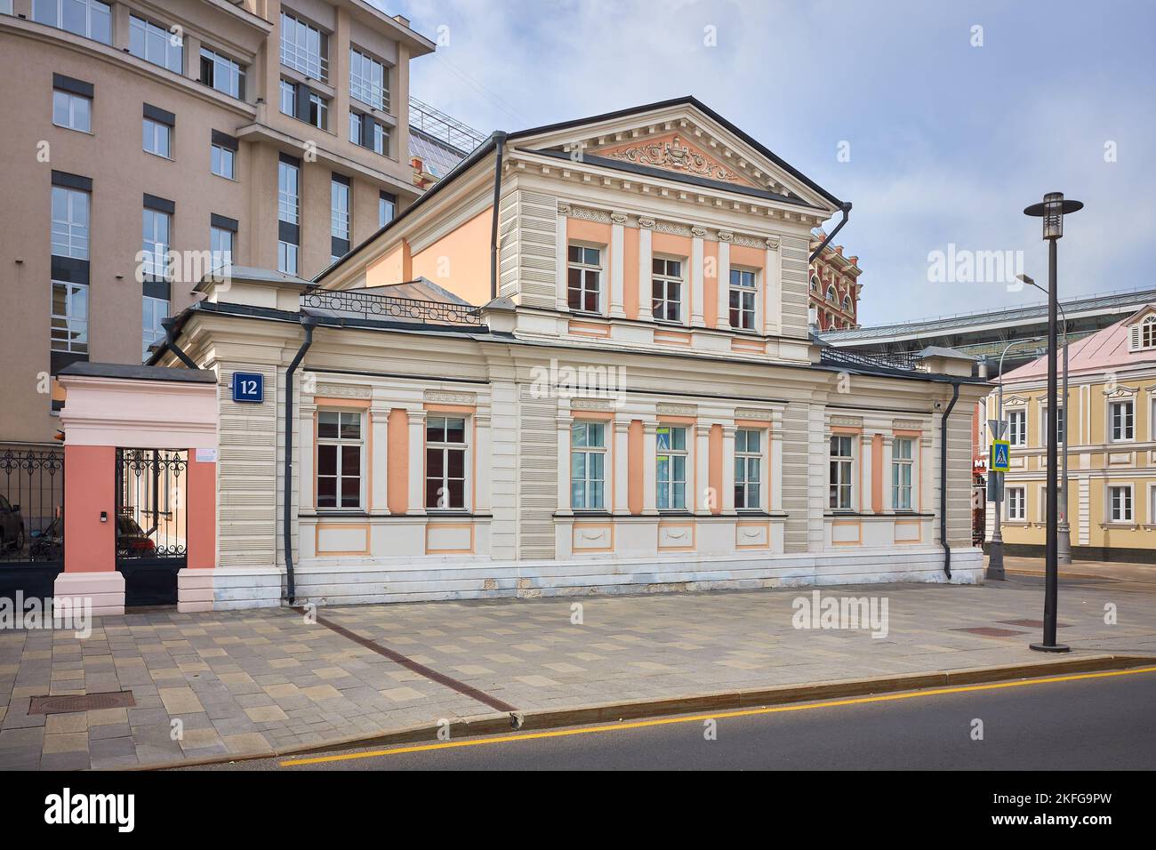 A small old two story house built in 1917 on Bolshaya Yakimanka Street: Moscow, Russia - August 19, 2022 Stock Photo
