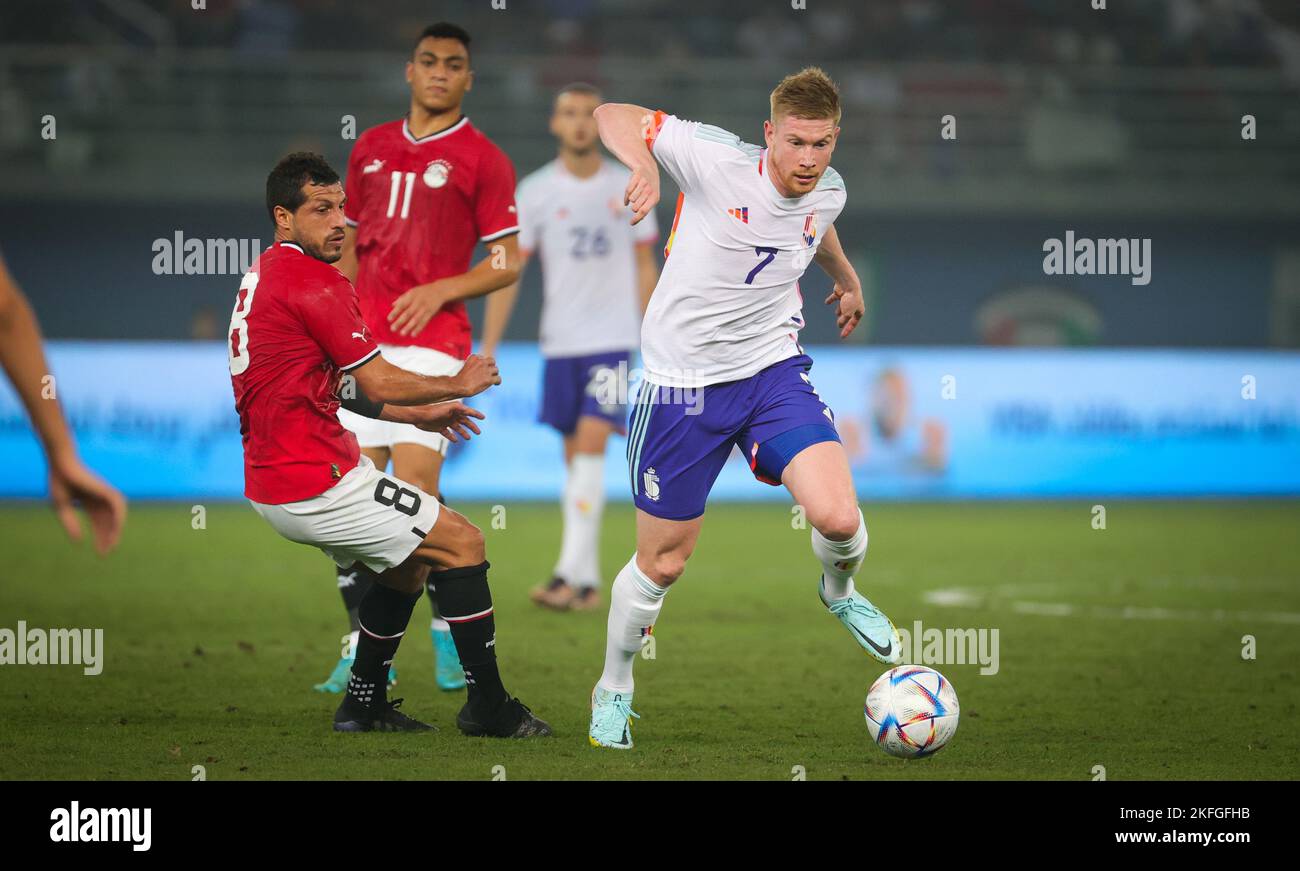 Egyptian Tarek Hamed and Belgium's Kevin De Bruyne fight for the ball