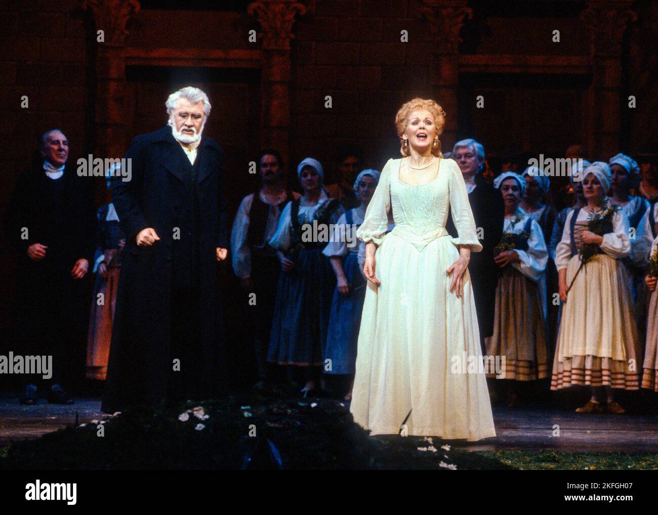 Donald McIntyre (Sarastro), Joan Rodgers (Pamina) in DIE ZAUBERFLOTE at The Royal Opera, Covent Garden, London WC2  28/02/1991  music: Wolfgang Amadeus Mozart  libretto: Emanuel Schikaneder  conductor: Stephen Barlow  design: Jurgen Rose  original lighting: August Everding  original director: August Everding  revival director: Helmut Lehberger Stock Photo