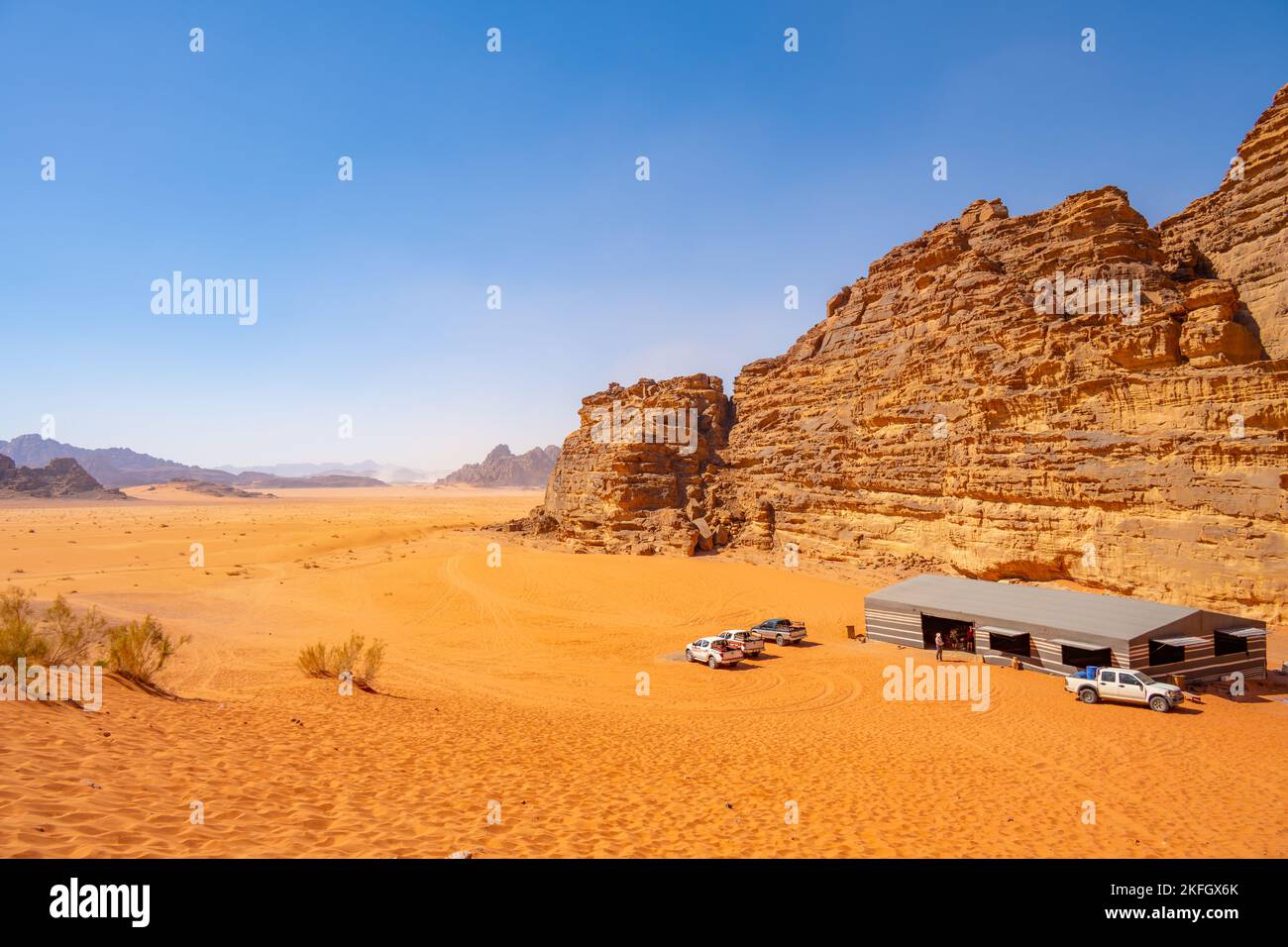 Tourists on a 4X4 safari in Wadi Rum Jordan Stock Photo