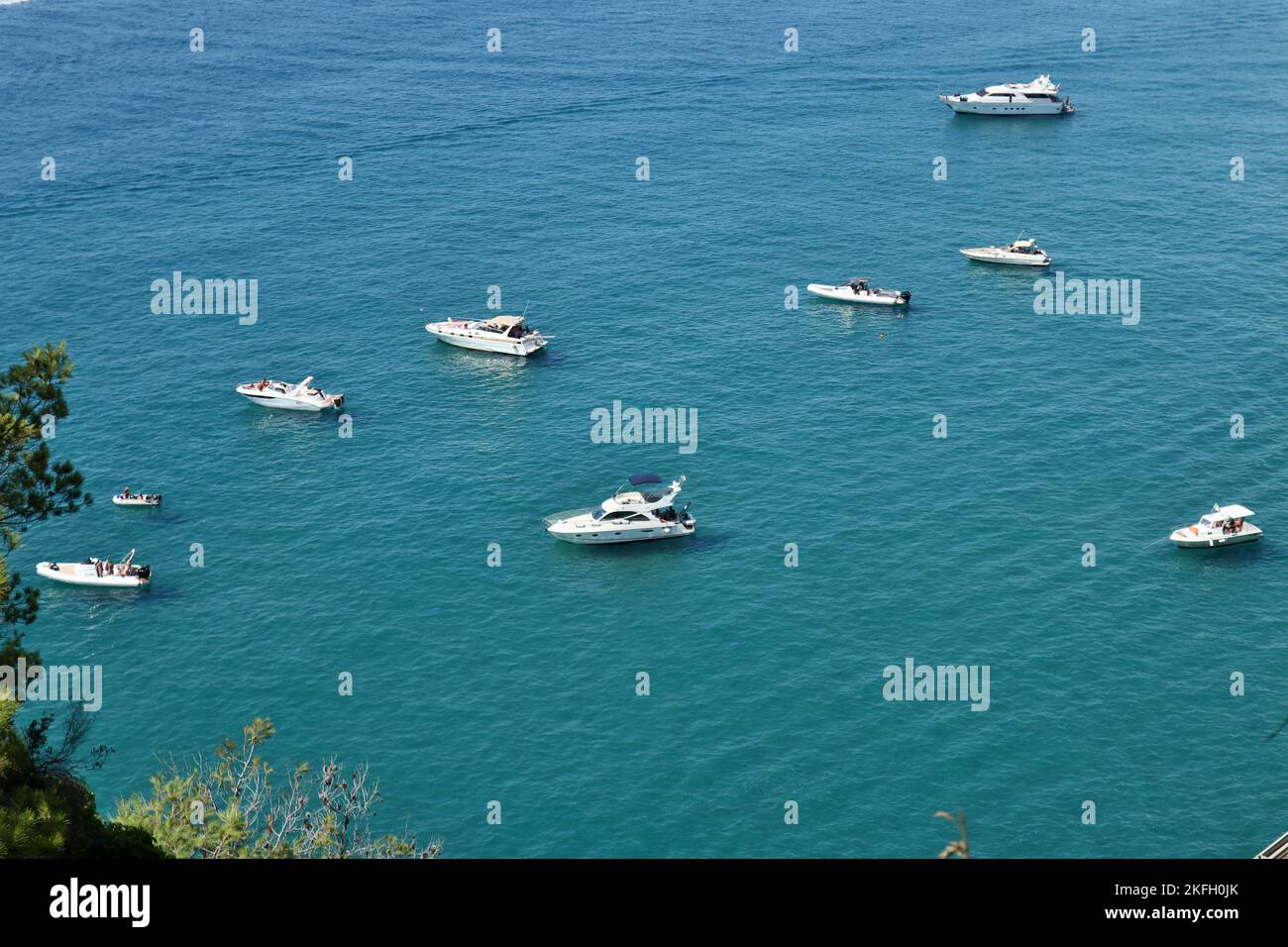 Sperlonga - Barche di turisti alla Baia delle Sirene dal sentiero Stock Photo