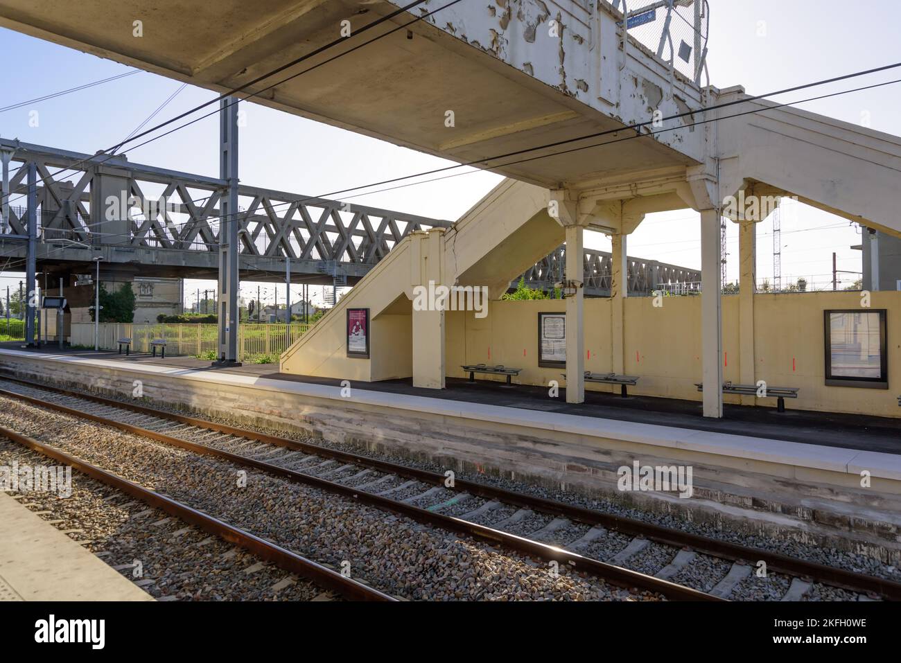 Paris, RER Haltestelle Drancy, historische Betonbrücke // Paris, RER Station Drancy, Historic Concrete Bridge Stock Photo