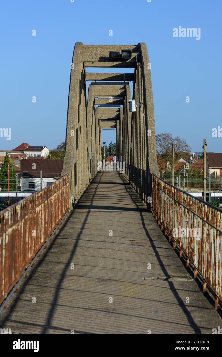 Le Blanc-Mesnil, historische Betonbrücke // Le Blanc-Mesnil, Historic Concrete Bridge Stock Photo