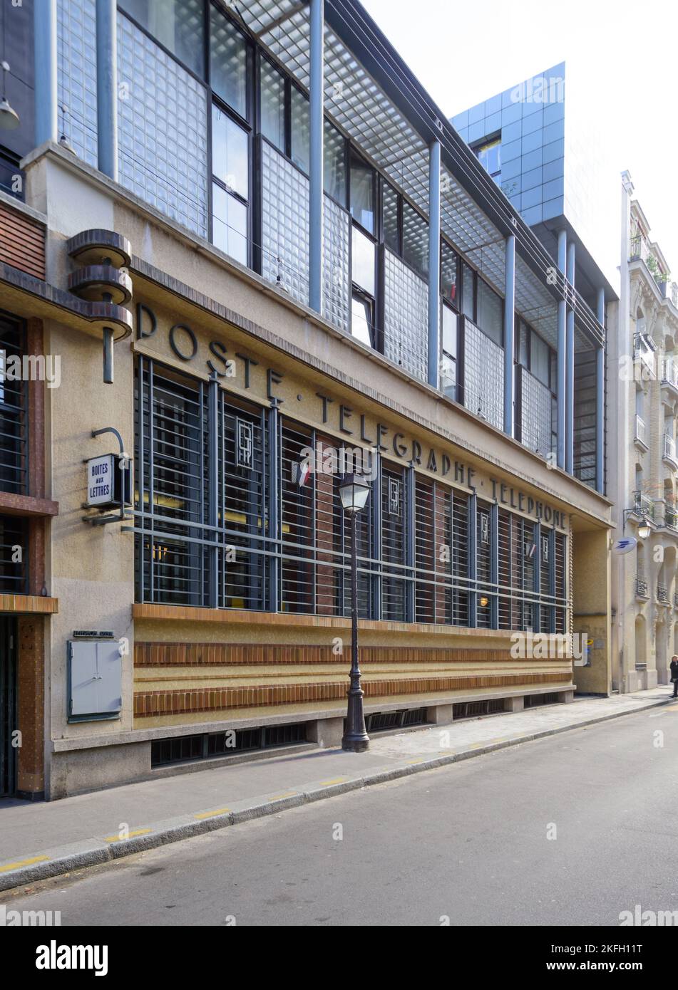 Paris, Postgebäude im Art-Deco-Stil, Rue Castex // Paris, Art-Deco Post Office, Rue Castex Stock Photo