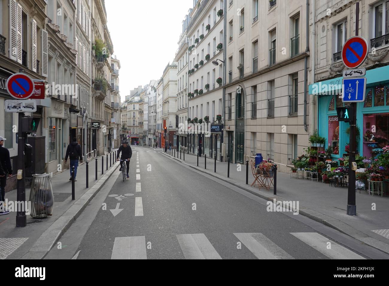 Paris, Rue Blanche, Straße ohne Parkplätze // Paris, Rue Blanche, Street without Parking Stock Photo