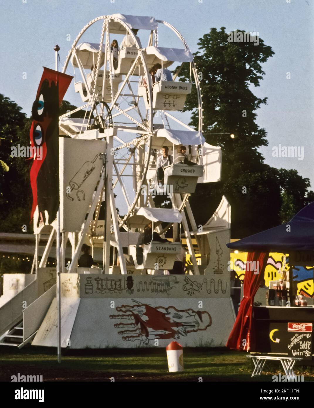 Hamburg, Moorwiese, 1987, Vergnügungspark Luna-Luna von Andre Heller, Mini-Riesenrad von Jean-Michel Basquiat  // Hamburg, 1987, Amusement Park Luna-L Stock Photo