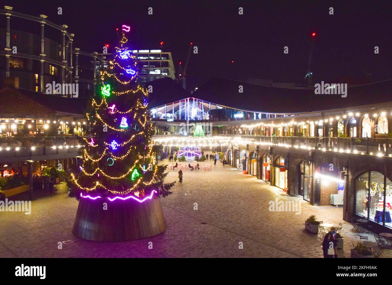 London, England, UK. 18th Nov, 2022. This year's Christmas tree has ...