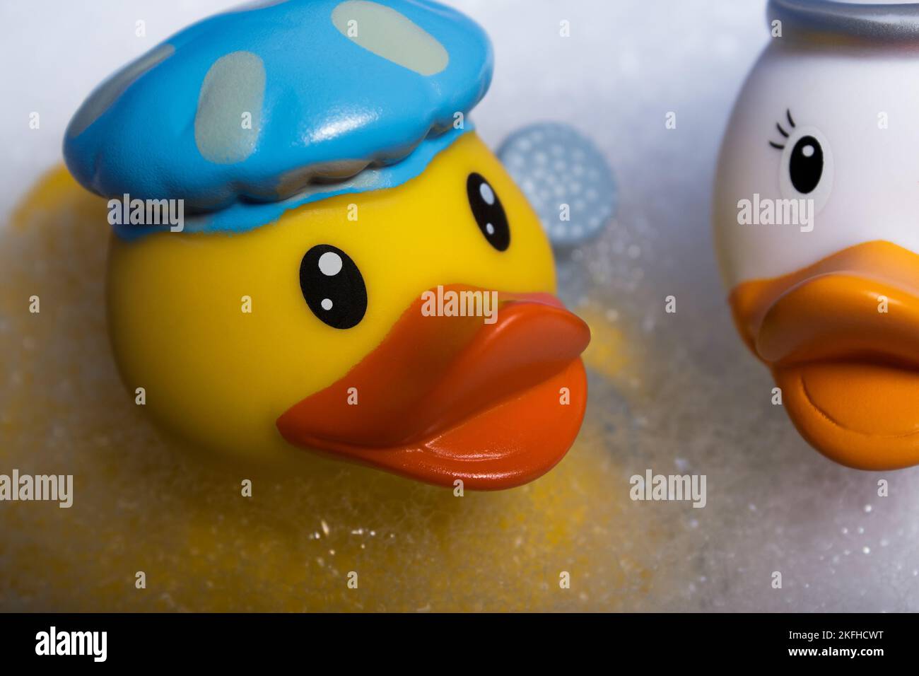 Two rubber ducks in bath hi-res stock photography and images - Alamy