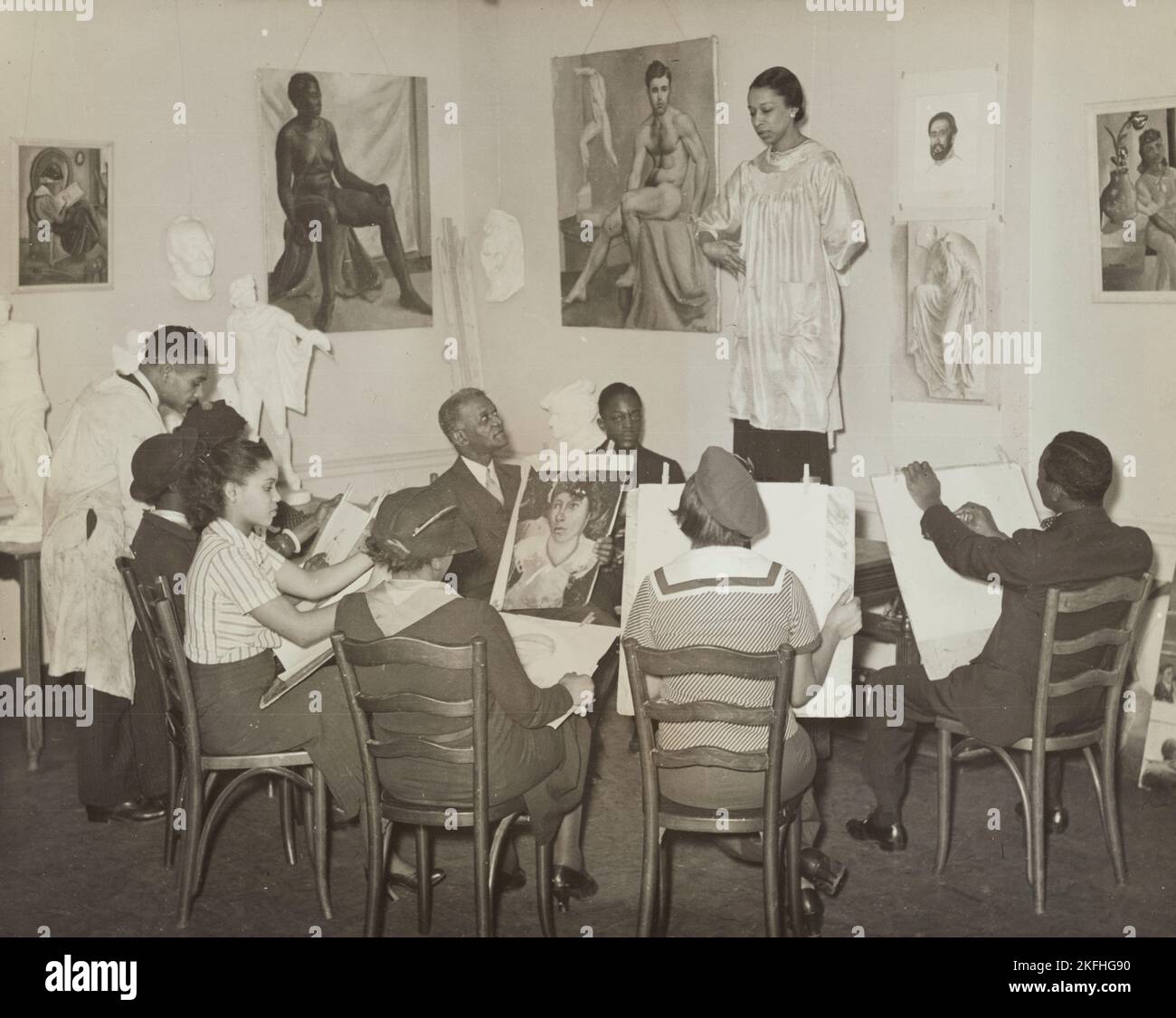 Life drawing class model hi-res stock photography and images - Alamy