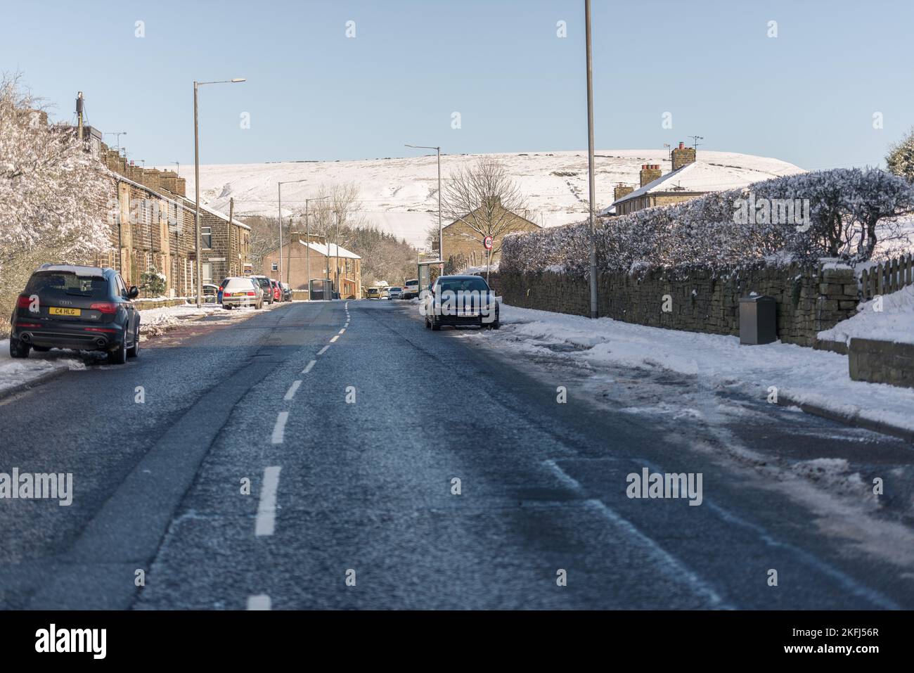 Parked cars on the side of the road hi-res stock photography and images ...