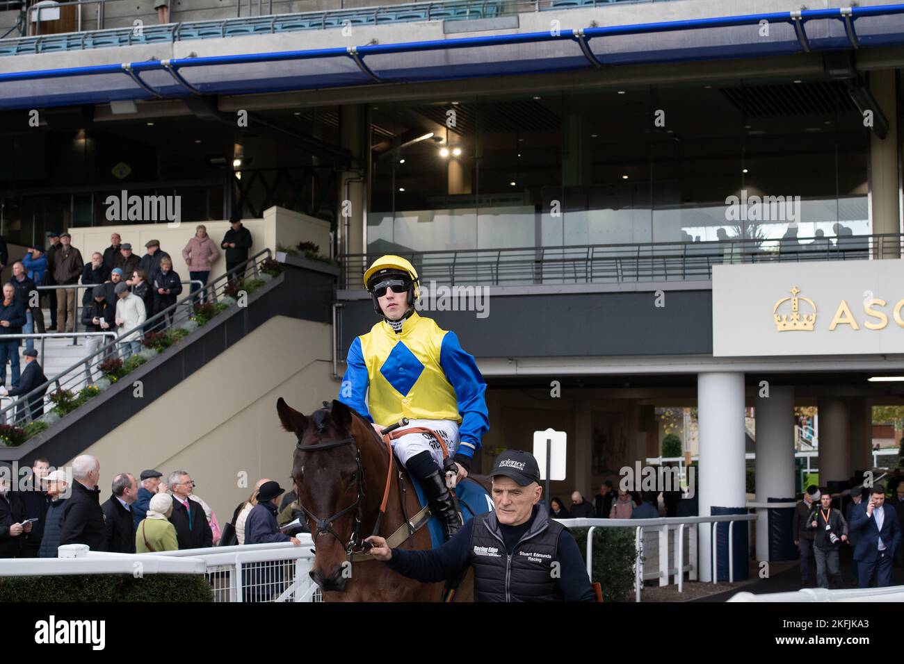 Ascot, Berkshire, UK. 18th November, 2022. Jockey Ciaran Gethings riding horse Bubble Dubi heads onto the racetrack before racing in the Troy Asset Management Introductory Hurdle Race at Ascot Racecourse. Credit: Maureen McLean/Alamy Live News Stock Photo