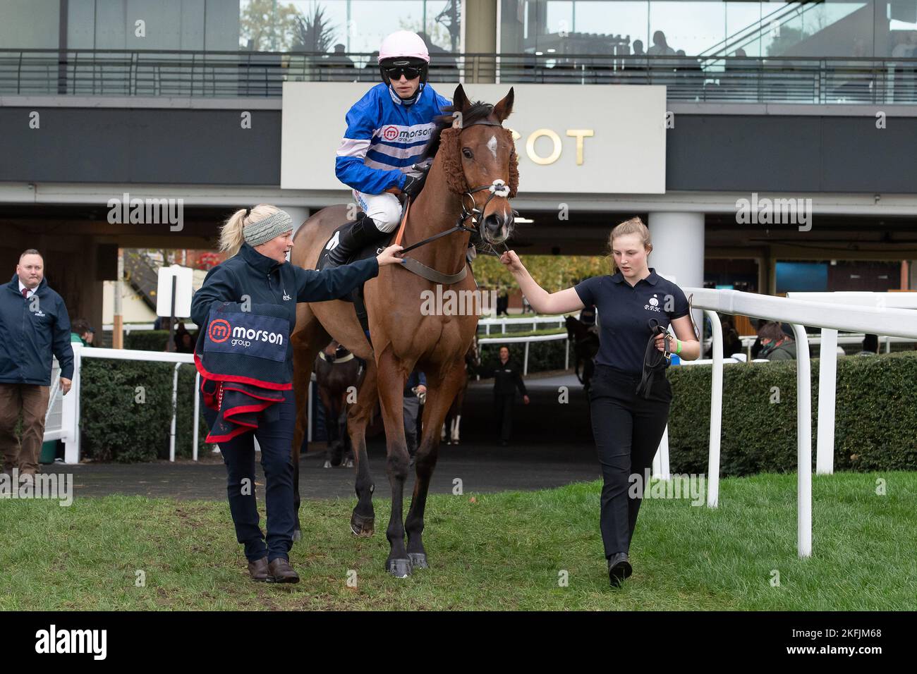 Ascot, Berkshire, UK. 18th November, 2022. Jockey Harry Cobden riding horse Tamaroc Du Mathan head out onto the racetrack for the Royal Ascot Racing Club Handicap Steeple Chase at Ascot Racecourse. Credit: Maureen McLean/Alamy Live News Stock Photo