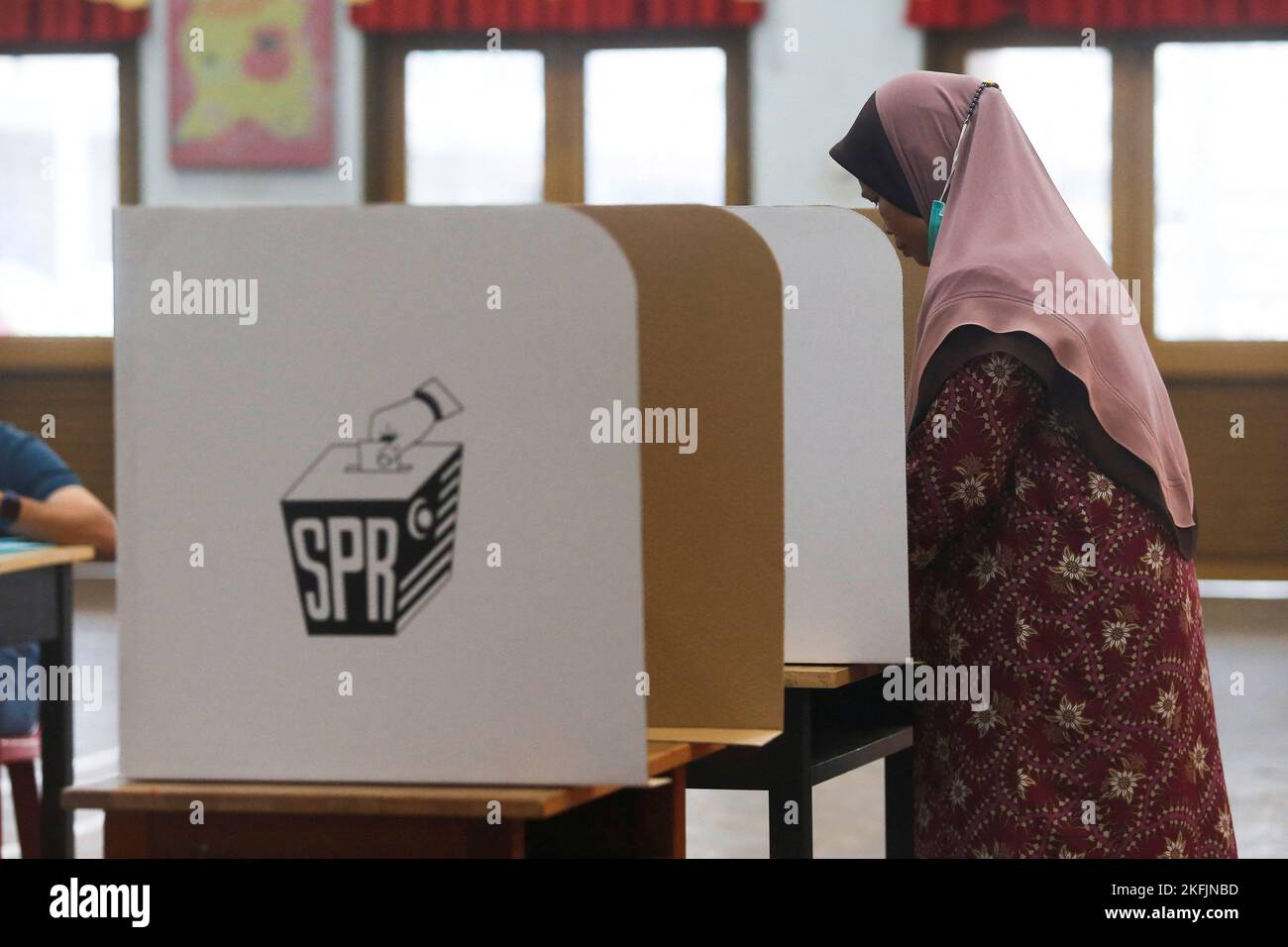 A woman casts her ballot during Malaysia's 15th general election in Bera, Pahang, Malaysia November 19, 2022. REUTERS/Lai Seng Sin Stock Photo