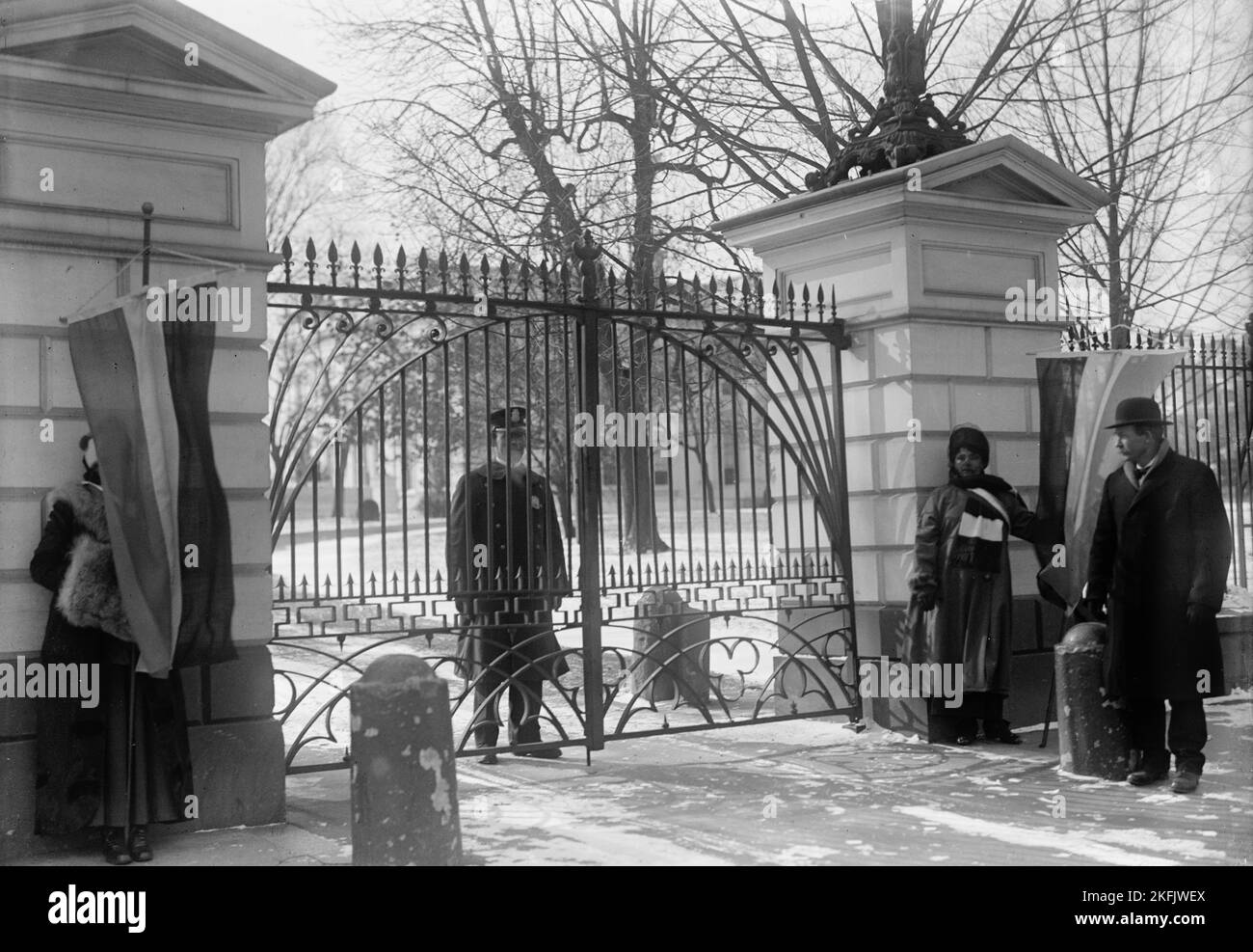 Woman Suffrage Pickets at White House, 1917 Stock Photo Alamy