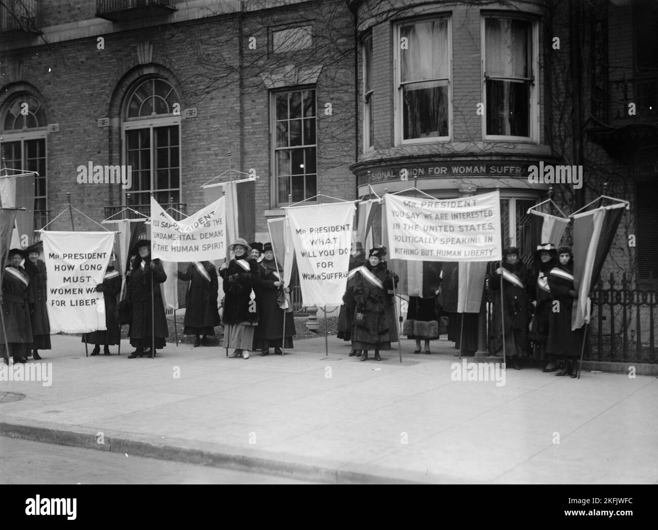 Woman Suffrage Pickets at White House, 1917 Stock Photo Alamy
