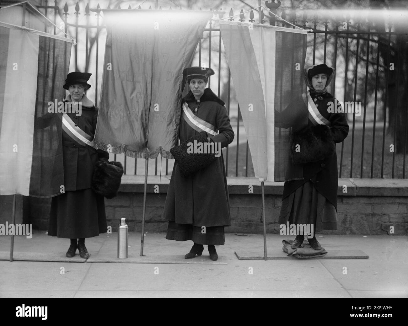 Woman Suffrage Pickets at White House, 1917 Stock Photo Alamy