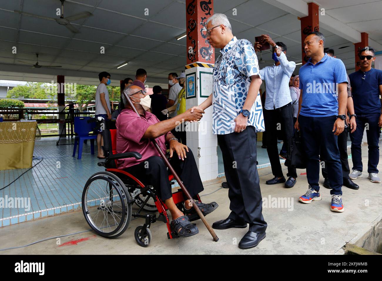 Malaysian Caretaker Prime Minister Ismail Sabri Yaakob greets a voter during Malaysia's 15th general election in Bera, Pahang, Malaysia November 19, 2022. REUTERS/Lai Seng Sin Stock Photo