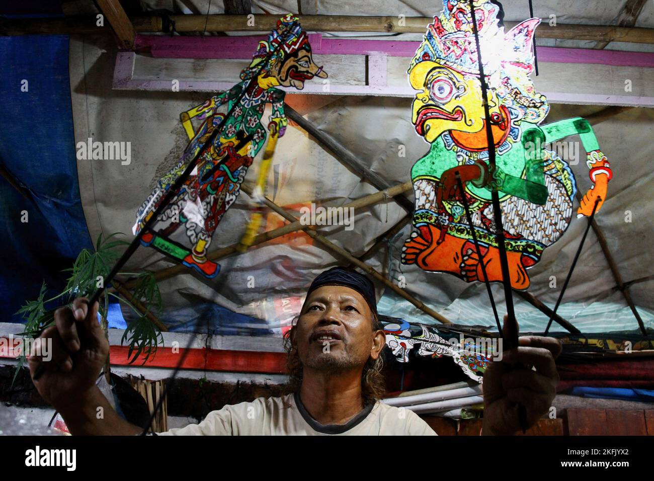 Yogyakarta, Indonesia. 16th Nov, 2022. Puppet artist Iskandar Hardjodimuljo, makes final touches on 'wayang uwuh' arts in Yogyakarta. The 'wayang uwuh', made from household waste such as used mineral water bottles, cardboard, food containers, and plastics are sold around $1.59 to $127.38. (Photo by Angga Budhiyanto/SOPA Images/Sipa USA) Credit: Sipa USA/Alamy Live News Stock Photo